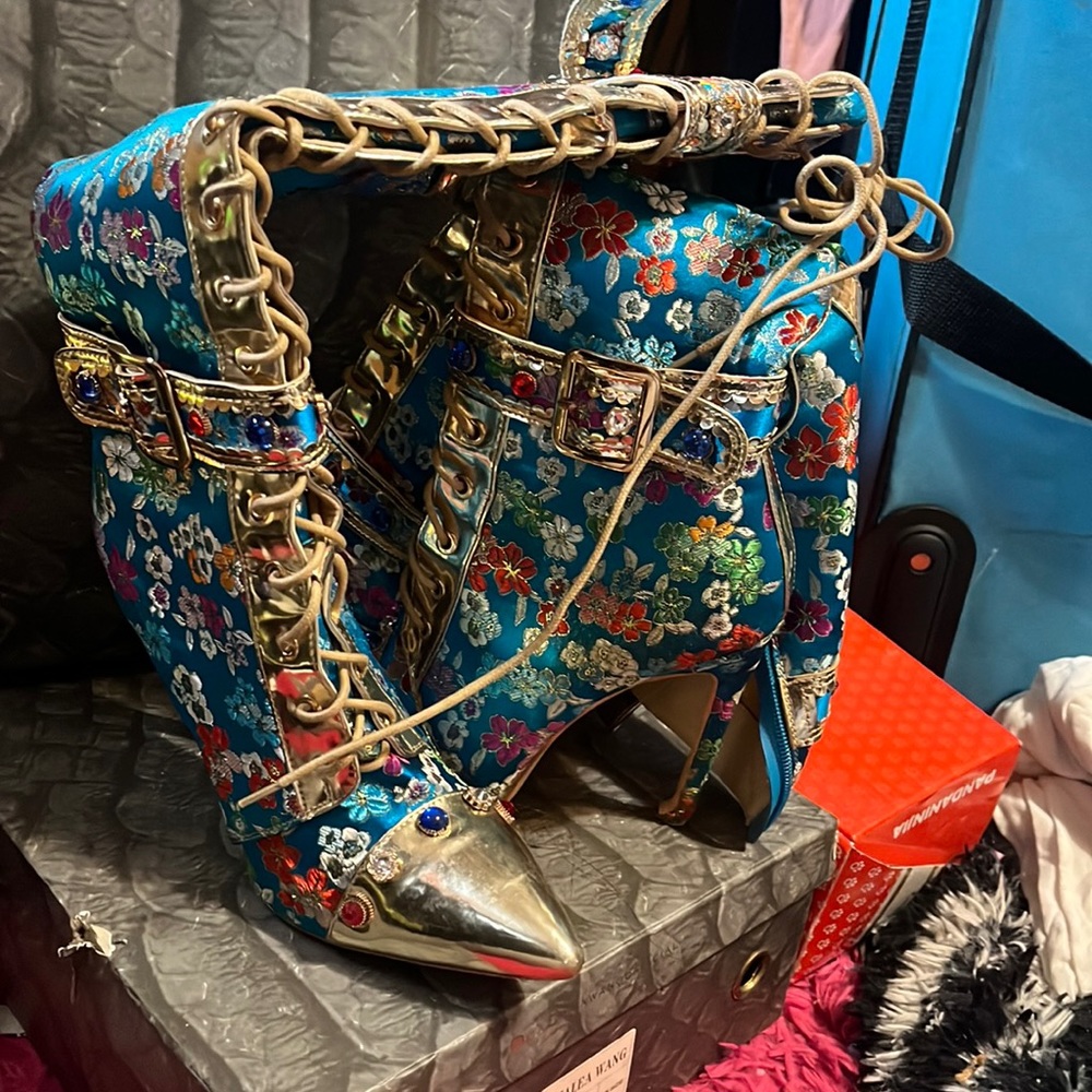 Blue Floral Boot heels - Picture 2 of 3